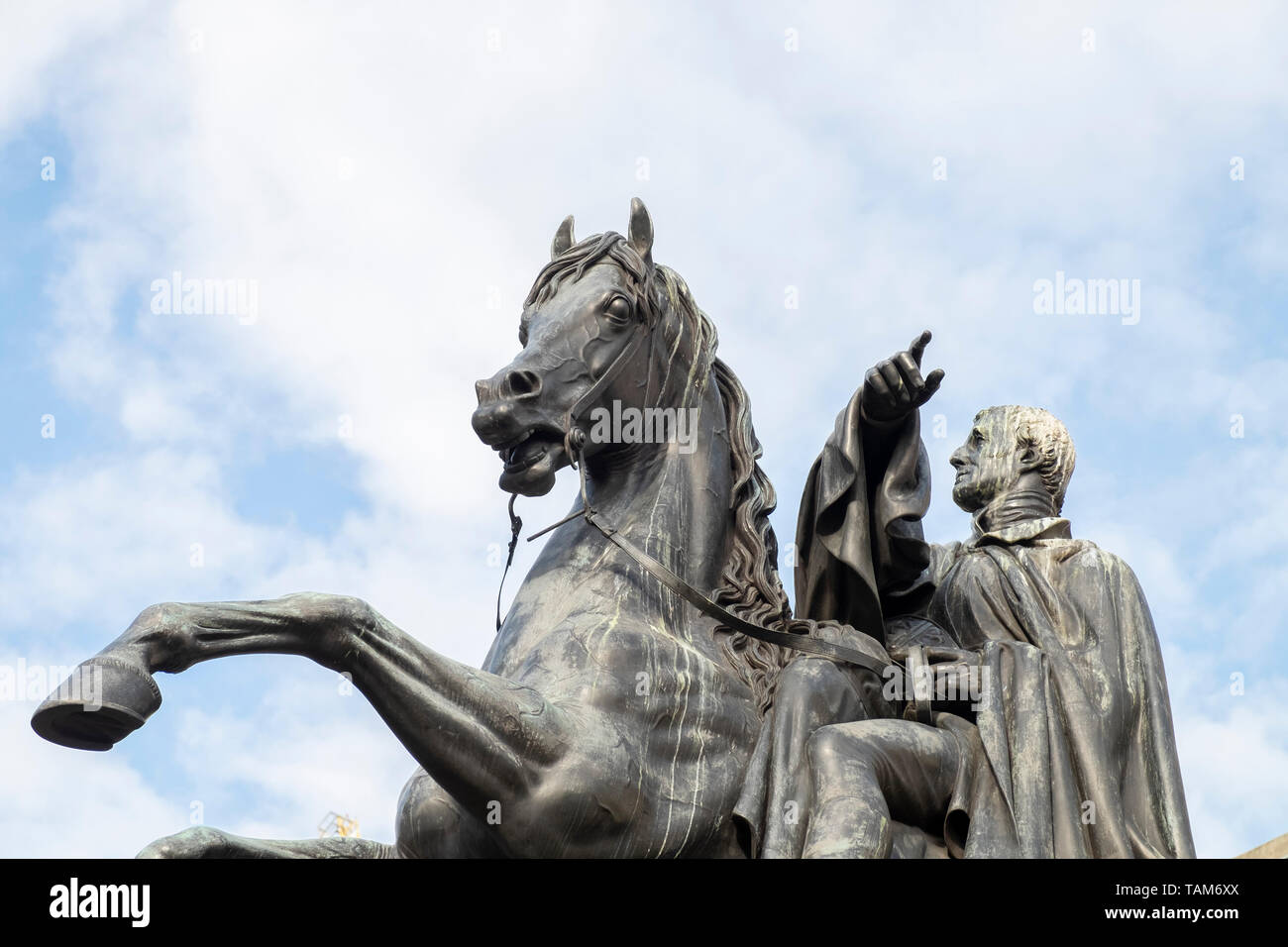 Il Duca di Wellington statua (1852) a Register House, Princes St, Edimburgo, Scozia, Regno Unito. Wellington è montato sul suo cavallo preferito, Copenaghen. Foto Stock