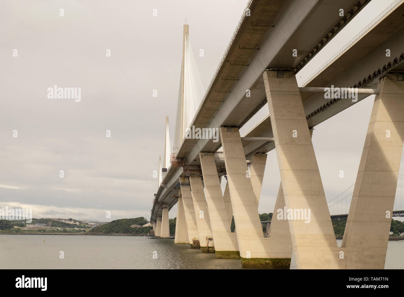 Nuovo Queensferry attraversando ponte stradale che mostra bridge supporta nei pressi di Edimburgo, Scozia, Regno Unito Foto Stock