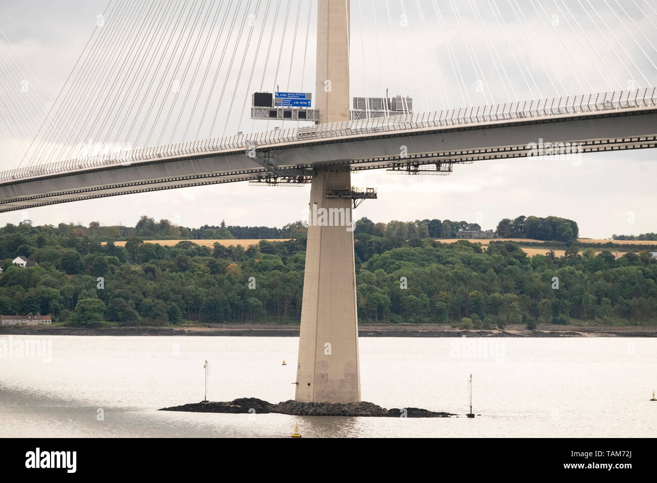 Dettaglio del nuovo Queensferry attraversando ponte stradale nei pressi di Edimburgo, Scozia, Regno Unito, che mostra il supporto del montante e indicazioni stradali Foto Stock