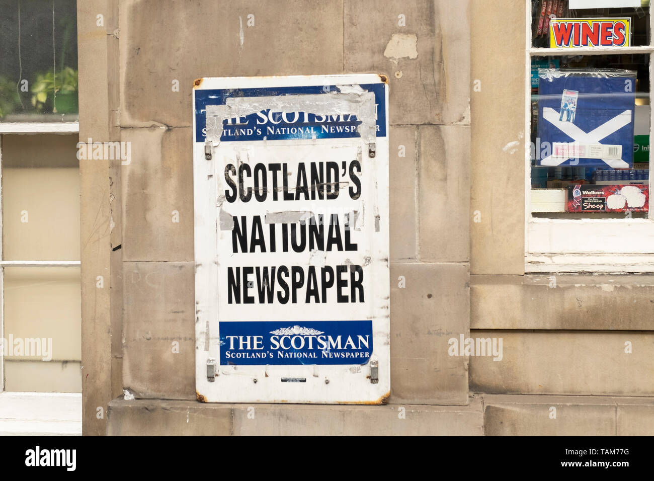 Quotidiano The Scotsman nome sign sulla parete al di fuori il giornalaio, Edimburgo, Scozia, Regno Unito Foto Stock