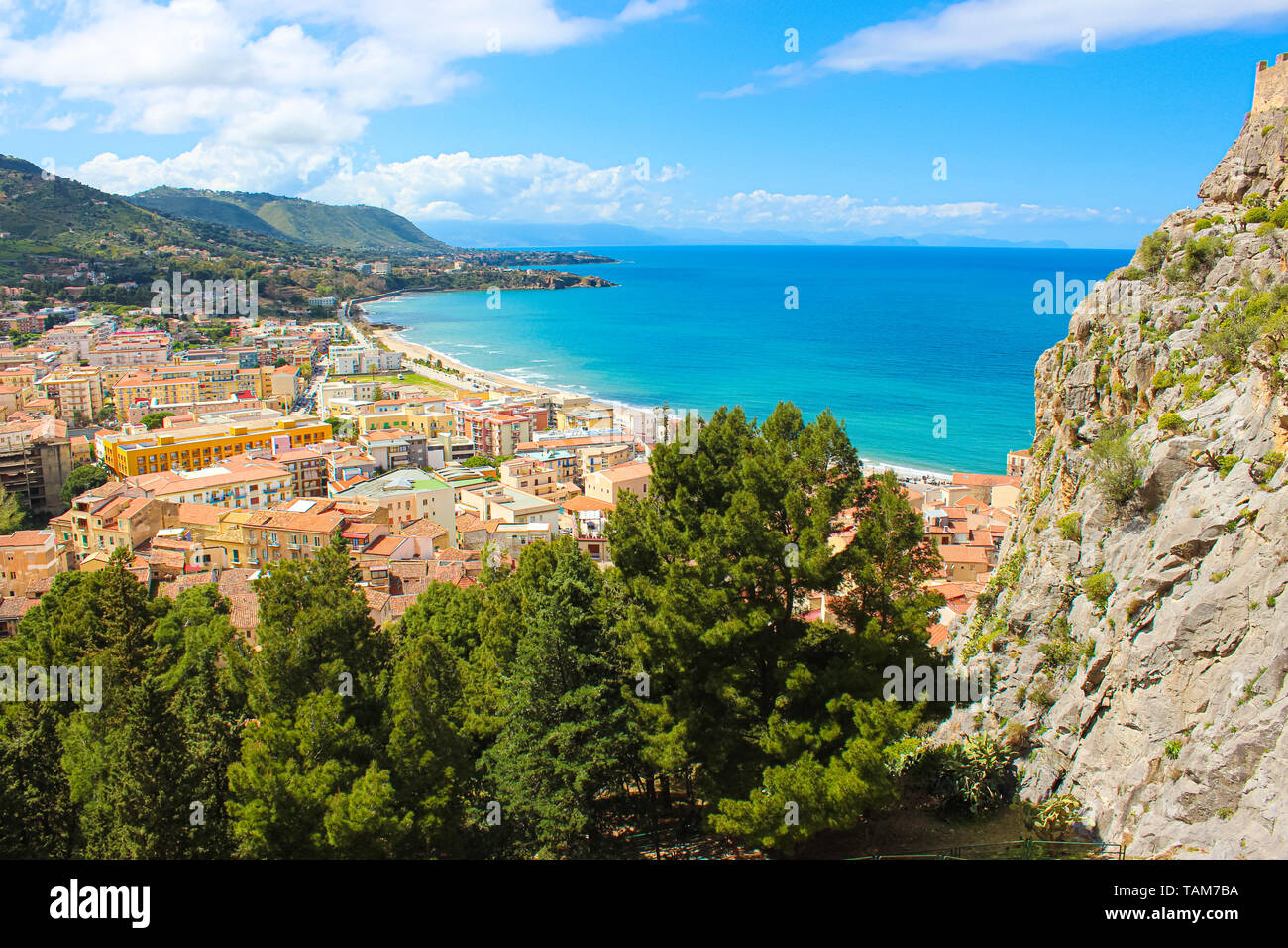 Straordinaria vista panoramica della città siciliana Cefalù si trova sulla costa tirrenica presi da un punto di vista. La bella città è una delle principali destinazioni turistiche in Italia. Foto Stock