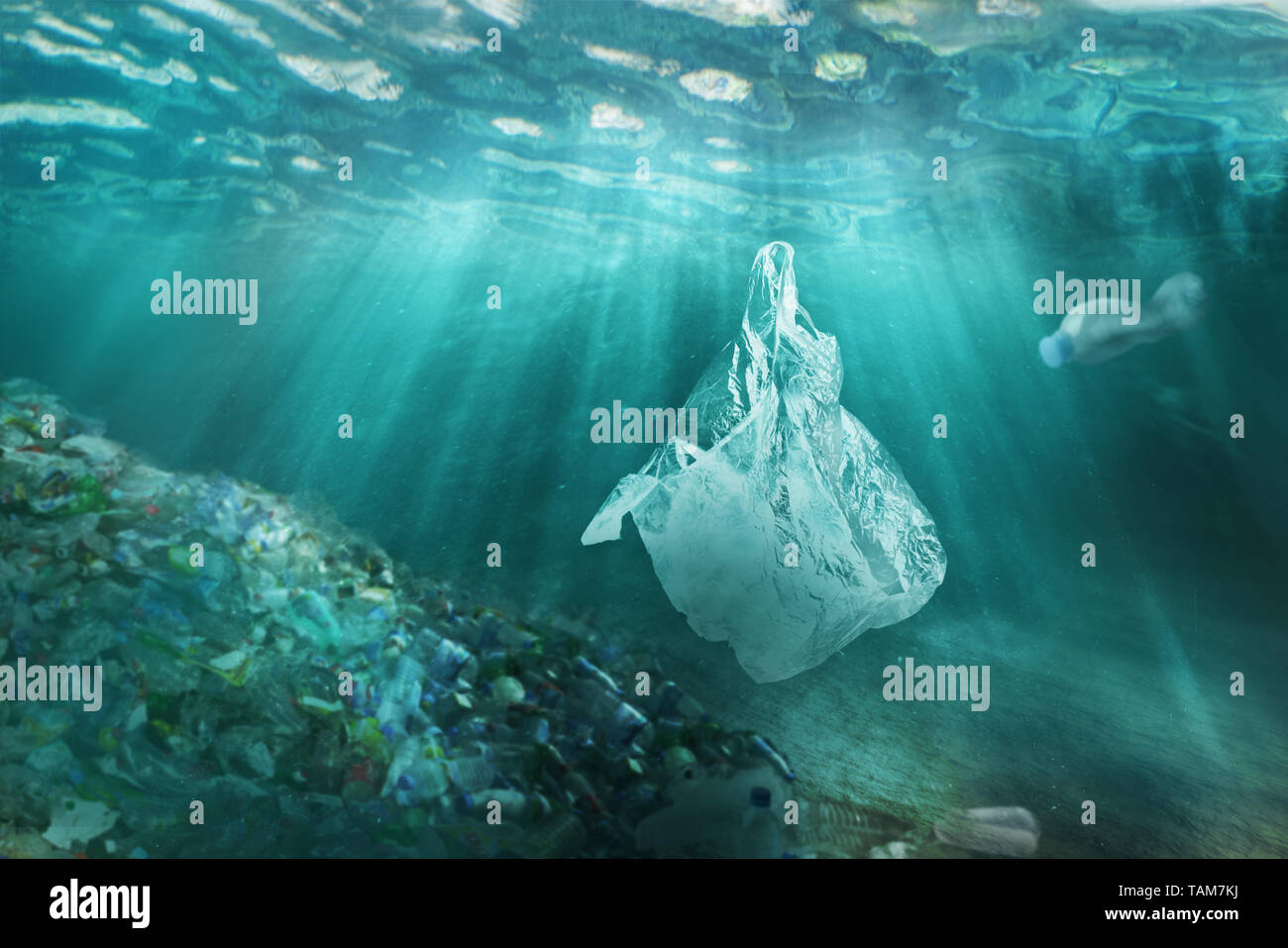 Inquinamento di plastica in oceano problema ambientale. Sacchetti di plastica e bottiglie inquinano il mare. Cestino di subacquea. Foto Stock