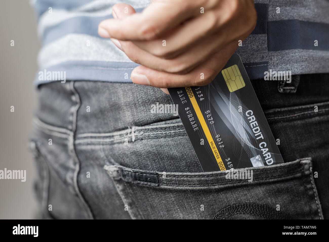 Gli uomini estrarre la carta di credito dalla tasca dei pantaloni Foto  stock - Alamy