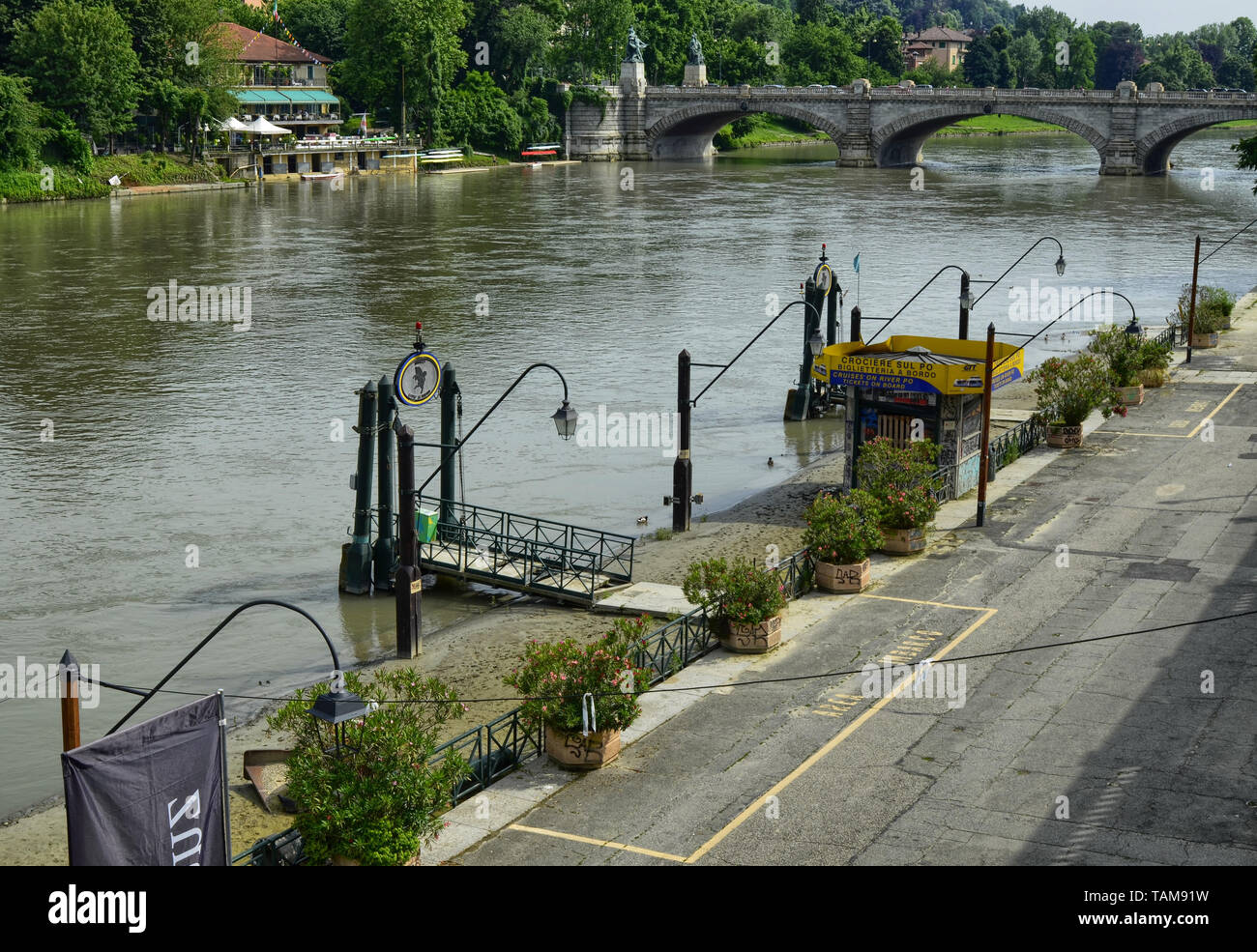 Torino, Piemonte, Italia. Giugno 2018. Sul tratto del fiume Po che attraversa il centro storico di uno dei posti barca per la navigazione turistica. Il Mur Foto Stock