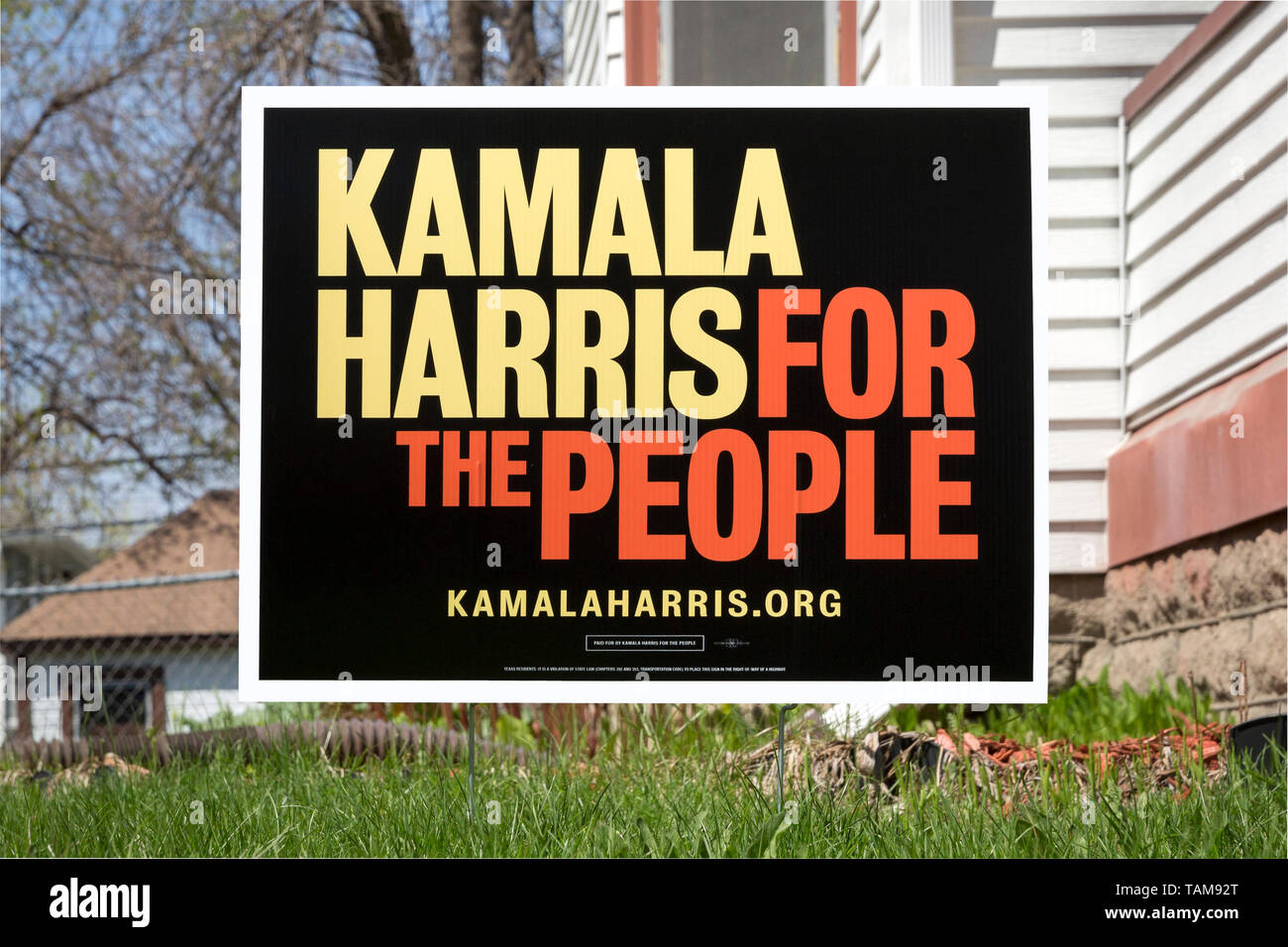 Segno di cantiere per il candidato presidenziale democratico Kamala Harris a Minneapolis, Minnesota. Il segno membri Kamala Harris per il popolo. Foto Stock