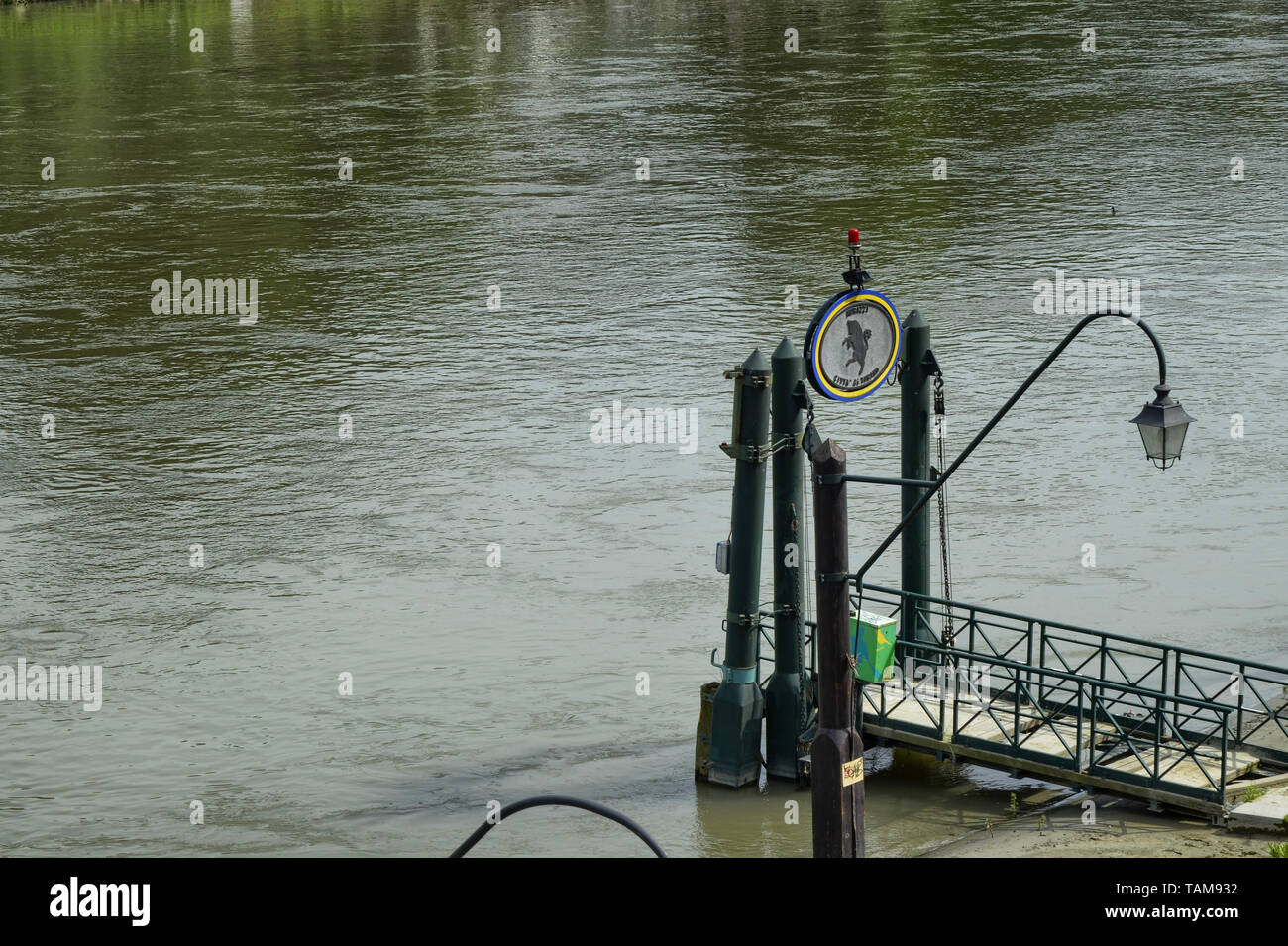 Torino, Piemonte, Italia. Giugno 2018. Sul tratto del fiume Po che attraversa il centro storico di uno dei posti barca per la navigazione turistica. Il Mur Foto Stock