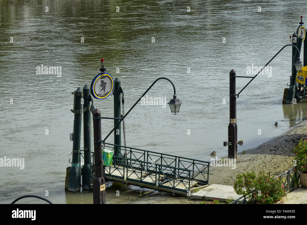 Torino, Piemonte, Italia. Giugno 2018. Sul tratto del fiume Po che attraversa il centro storico di uno dei posti barca per la navigazione turistica. Il Mur Foto Stock