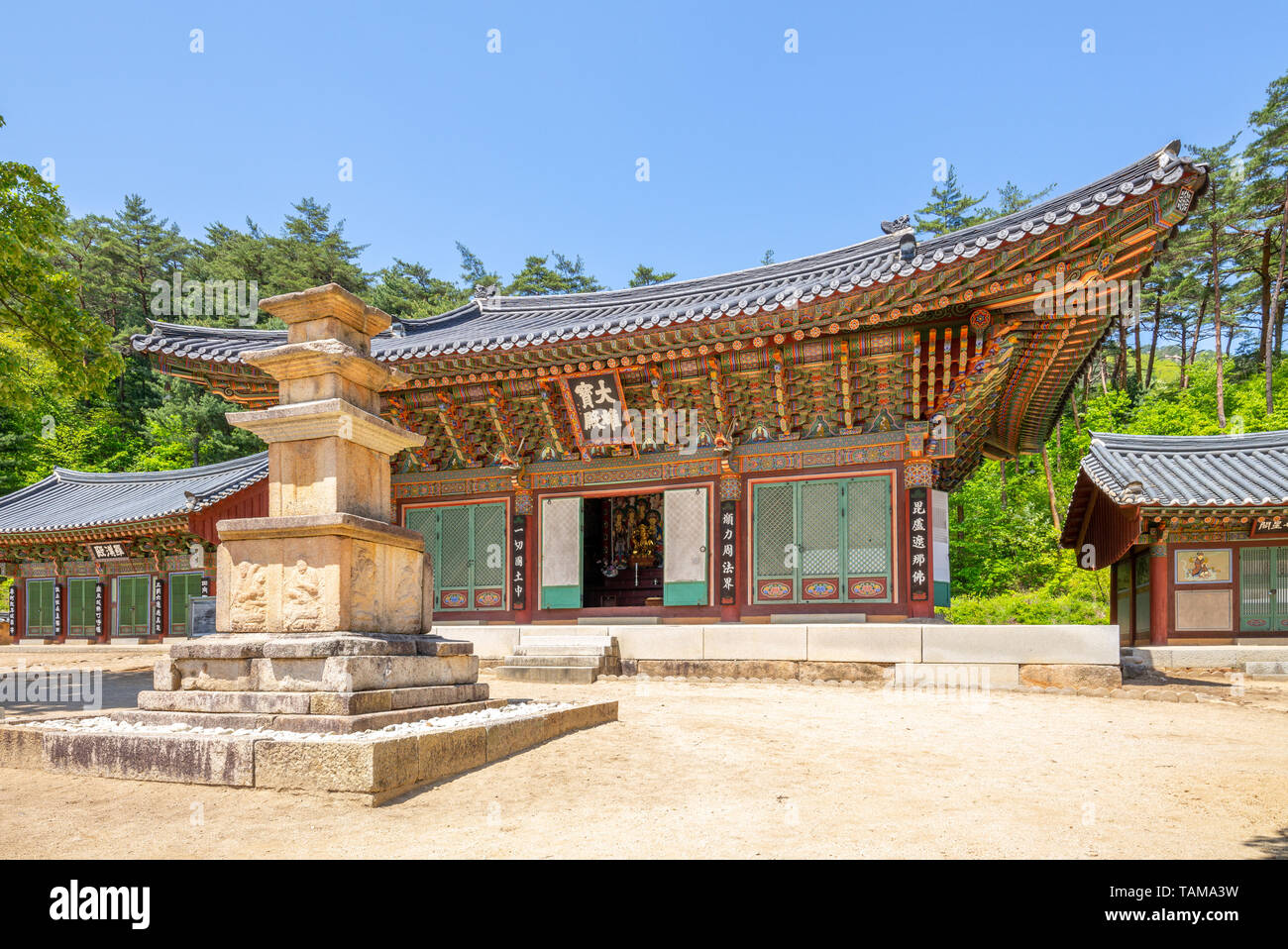 Singyesa, un Coreano tempio buddista in Corea del Nord. la traduzione dei caratteri cinesi è 'Taeung Hall' Foto Stock