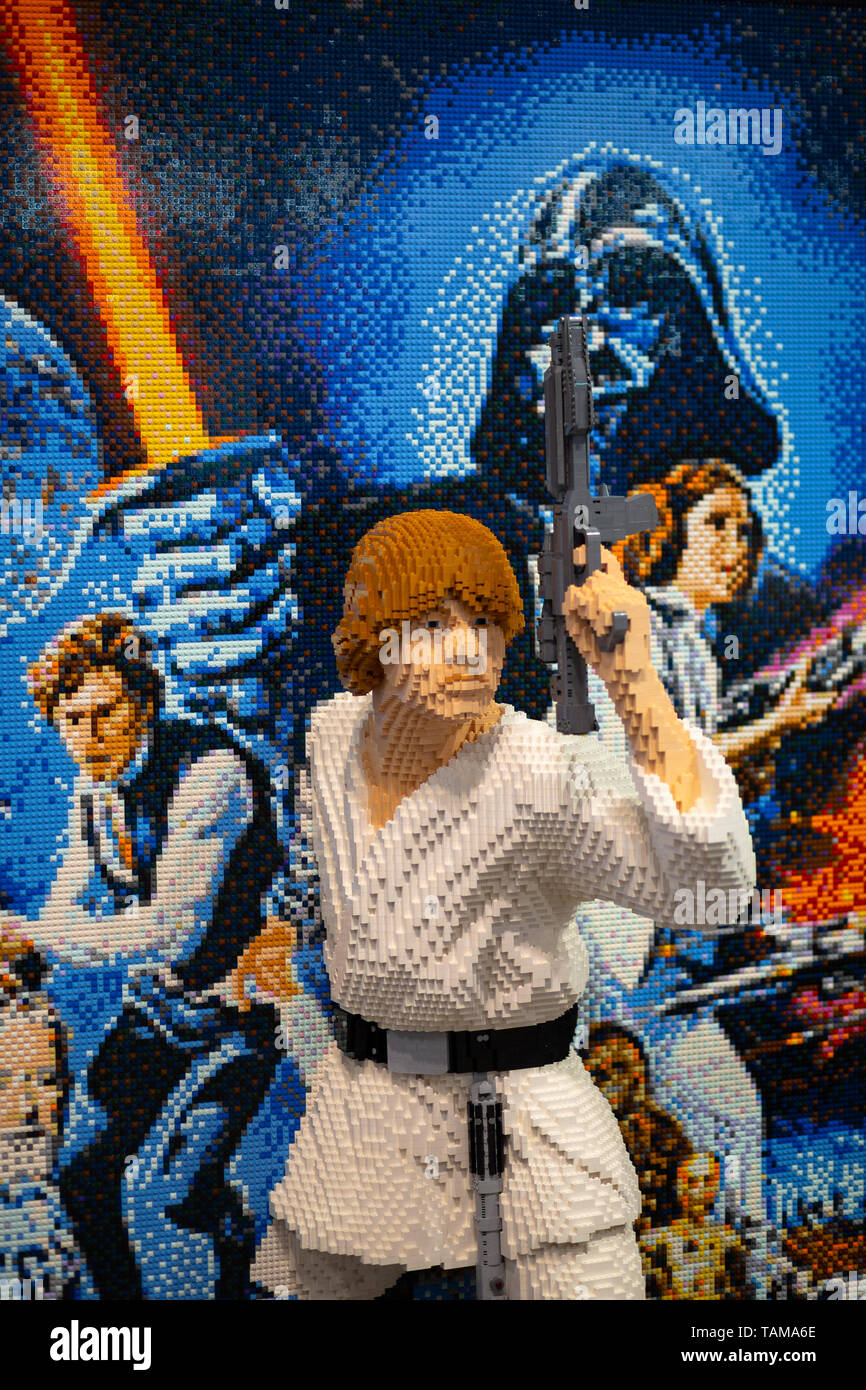 Lego illustrazione che mostra Luke Skywalker, Principessa Leia, Han Solo e Darth Vader in Star Wars Celebration 2019 - Chicago, IL Foto Stock