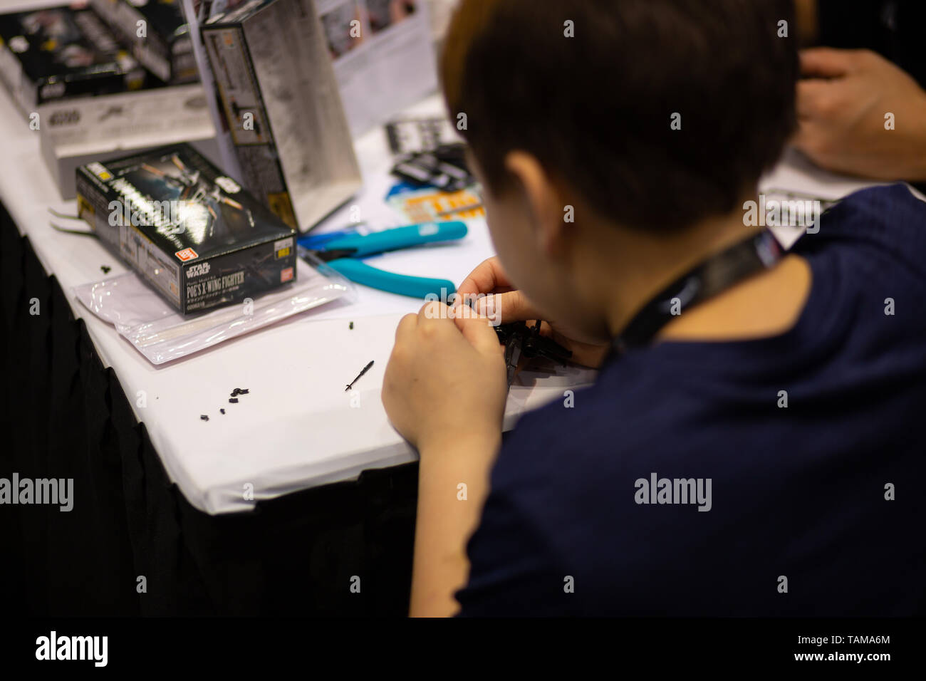 Bambino in plastica assemblaggio di Star Wars modello a Star Wars Celebration Chicago - 2019 Foto Stock