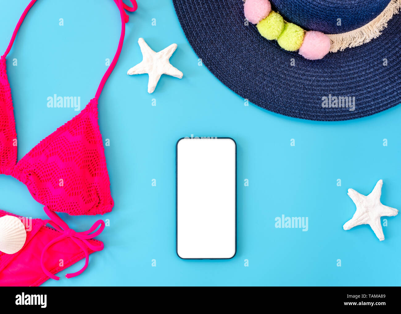Estate banner blu con blu navy hat ,bikini rosa,compressa ,occhiali da sole e la conchiglia su sfondo blu top view mock up schermo Foto Stock