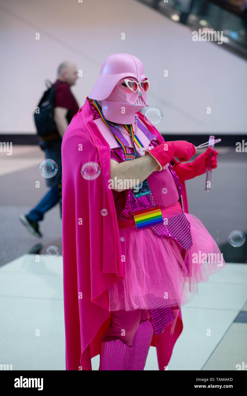 Cosplayer con casco rosa di Darth Vader, mantello e tutù che soffia bolle alla Star Wars Celebration 2019, Chicago, Illinois, USA. Foto Stock