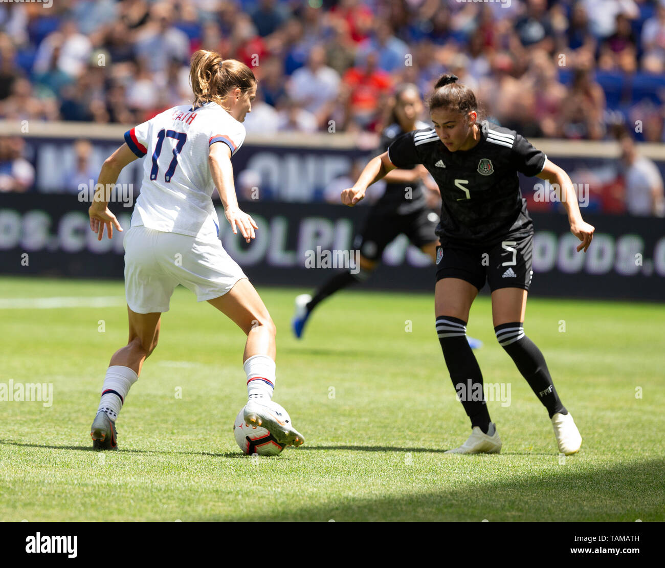 Harrison, NJ - Maggio 26, 2019: Tobin Heath (17) DEGLI STATI UNITI D'AMERICA controlla la sfera durante la partita amichevole contro il Messico come preparazione per Womens World Cup sulla Red Bull Arena USA ha vinto 3 - 0 Foto Stock