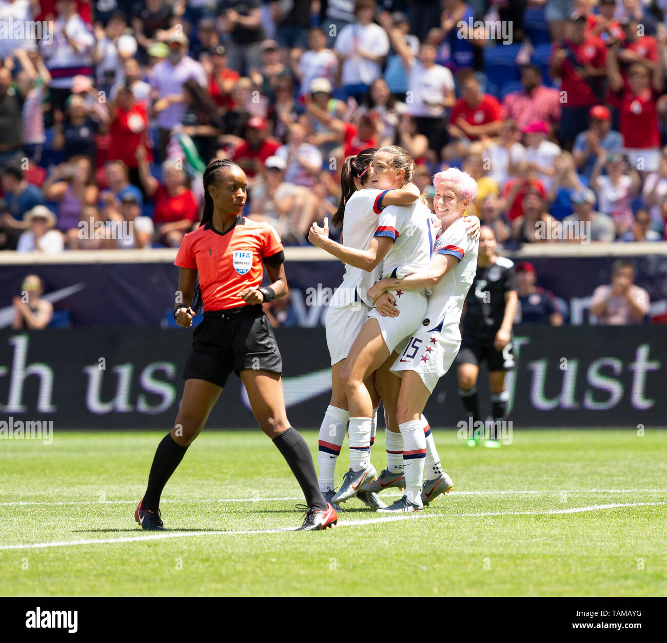 Harrison, NJ - Maggio 26, 2019: Tobin Heath (17) degli Stati Uniti d'America festeggia con i compagni di squadra obiettivo di punteggio durante la partita amichevole contro il Messico come preparazione per Womens World Cup sulla Red Bull Arena USA ha vinto 3 - 0 Foto Stock