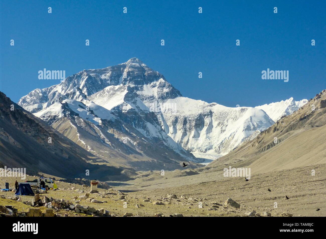 Il monte Everest in piena vista dal lato tibetano in una limpida giornata di blu Foto Stock