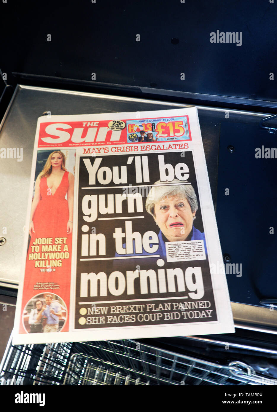 Il quotidiano Sun prima pagina dei giornali "sarete gurn la mattina' PM Theresa Maggio Brexit crisi piano 22 aprile 2019 a Londra Inghilterra Gran Bretagna GB UK Foto Stock