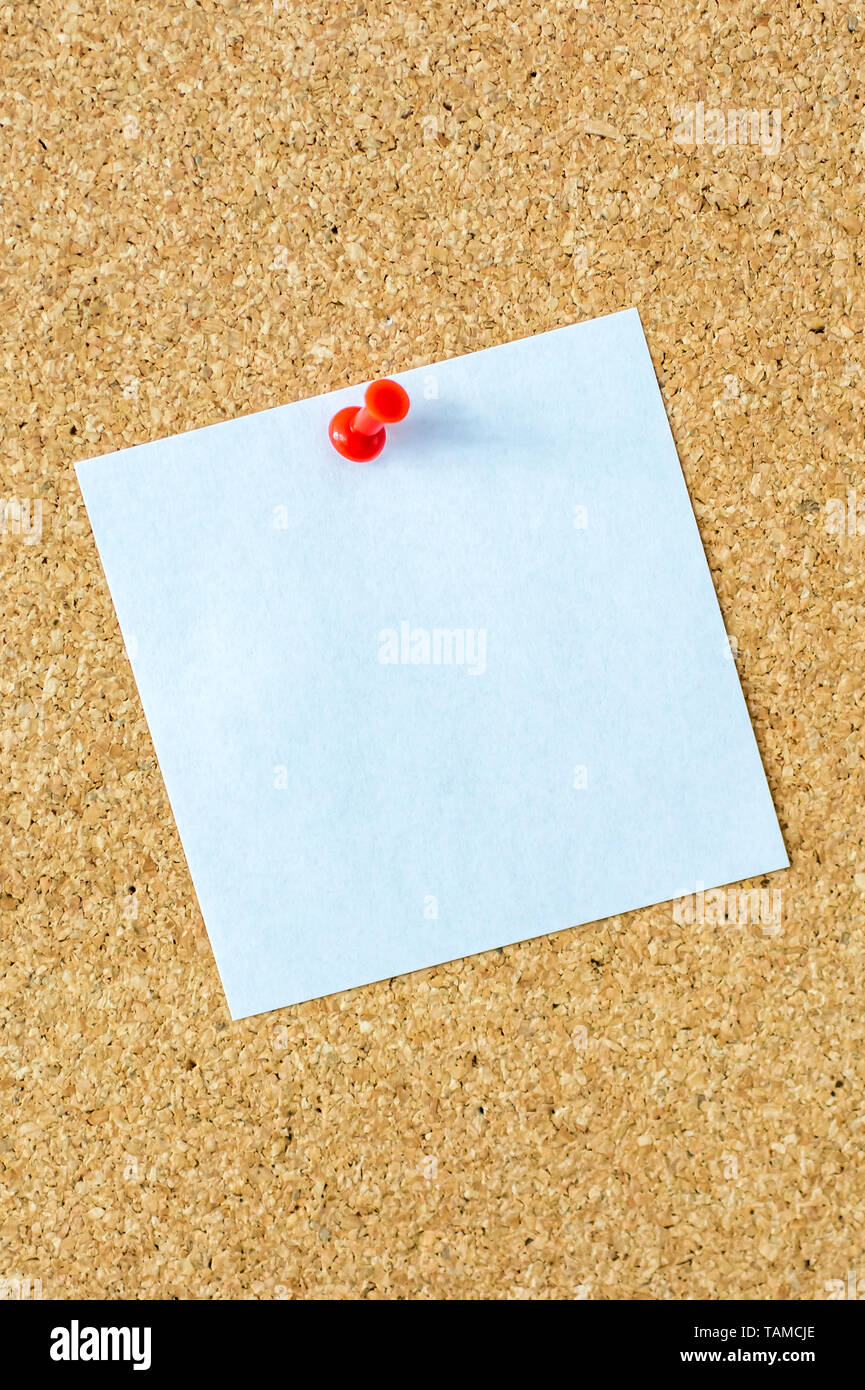 Piccolo pezzo di carta bianco sul pin di amministrazione come un modello Foto Stock