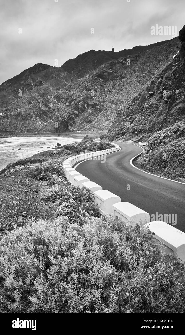 Scenic ocean drive road presso il Macizo de Anaga mountain range, Oceano Atlantico costa di Tenerife, Spagna. Foto Stock