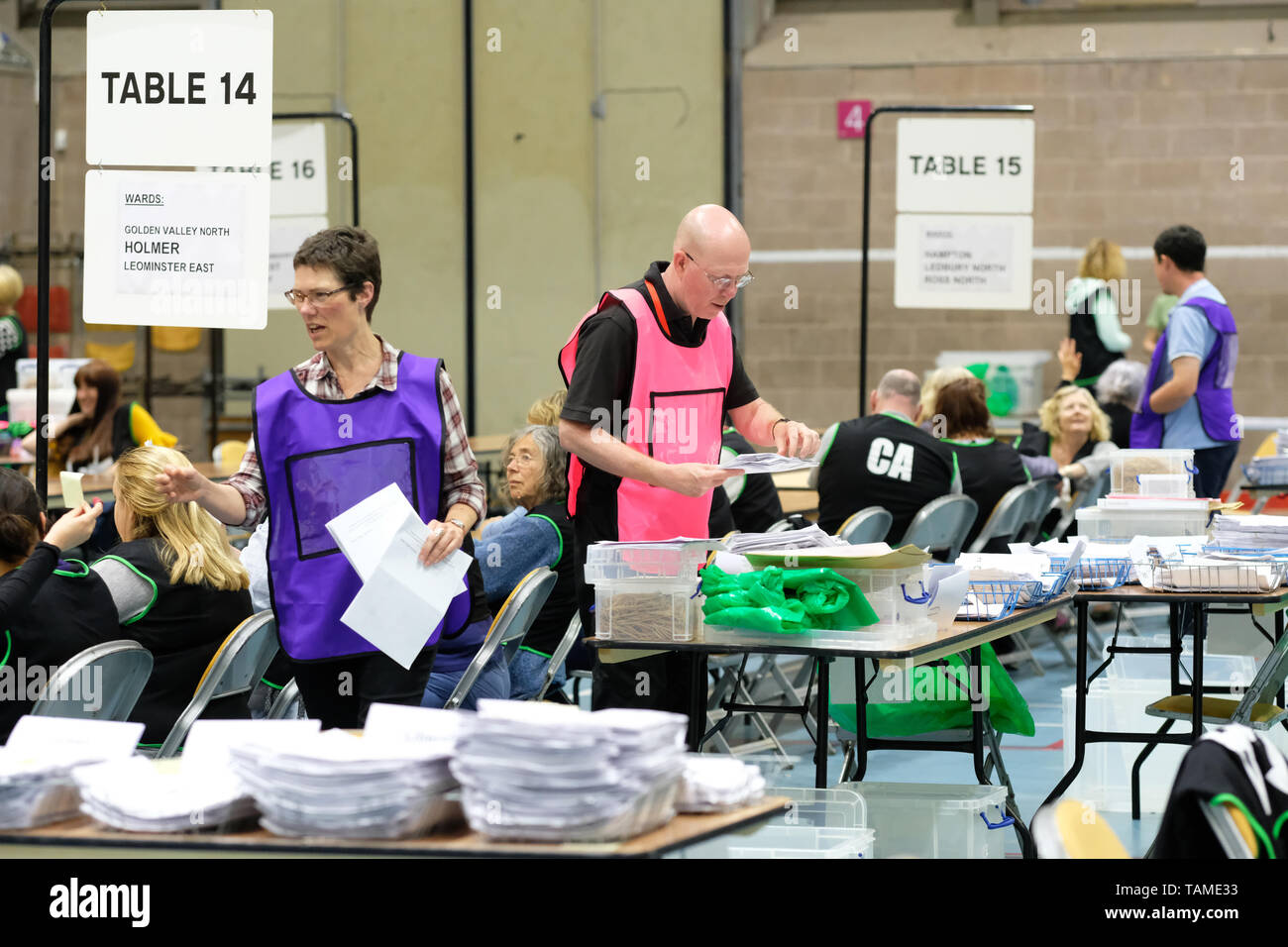 Hereford, Regno Unito. 26 Maggio, 2019. Elezione del conteggio del personale schede in Hereford come parte del Regno Unito ampia elezioni europee - La Hereford voti fanno parte della regione delle West Midlands e restituirà 7 deputati al Parlamento europeo - in generale il Regno Unito dovrà tornare 73 deputati al Parlamento europeo. Foto Steven Maggio / Alamy Live News Foto Stock