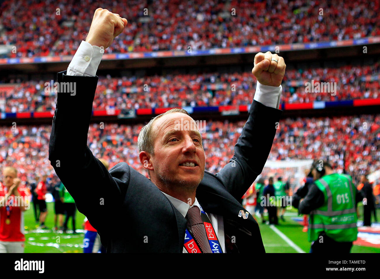 Londra, Regno Unito. 26 Maggio, 2019. Charlton Athletic Manager Lee Bowyer celebra il suo team Vittoria e promozione per il campionato. Skybet Football League uno play off finale, Charlton Athletic v Sunderland allo Stadio di Wembley a Londra domenica 26 maggio 2019. Questa immagine può essere utilizzata solo per scopi editoriali. Solo uso editoriale, è richiesta una licenza per uso commerciale. Nessun uso in scommesse, giochi o un singolo giocatore/club/league pubblicazioni . Credito: Andrew Orchard fotografia sportiva/Alamy Live News Foto Stock