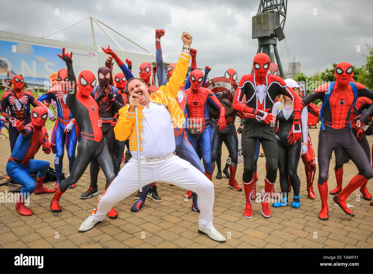 Londra, Regno Unito. 26 Maggio, 2019. Spider-Queen! Un Freddy Mercury  personaggio esegue con oltre trenta Spidermen e le donne da un social media  gruppo chiamato "ragno-versetto'. MCM Comicon del terzo e ultimo