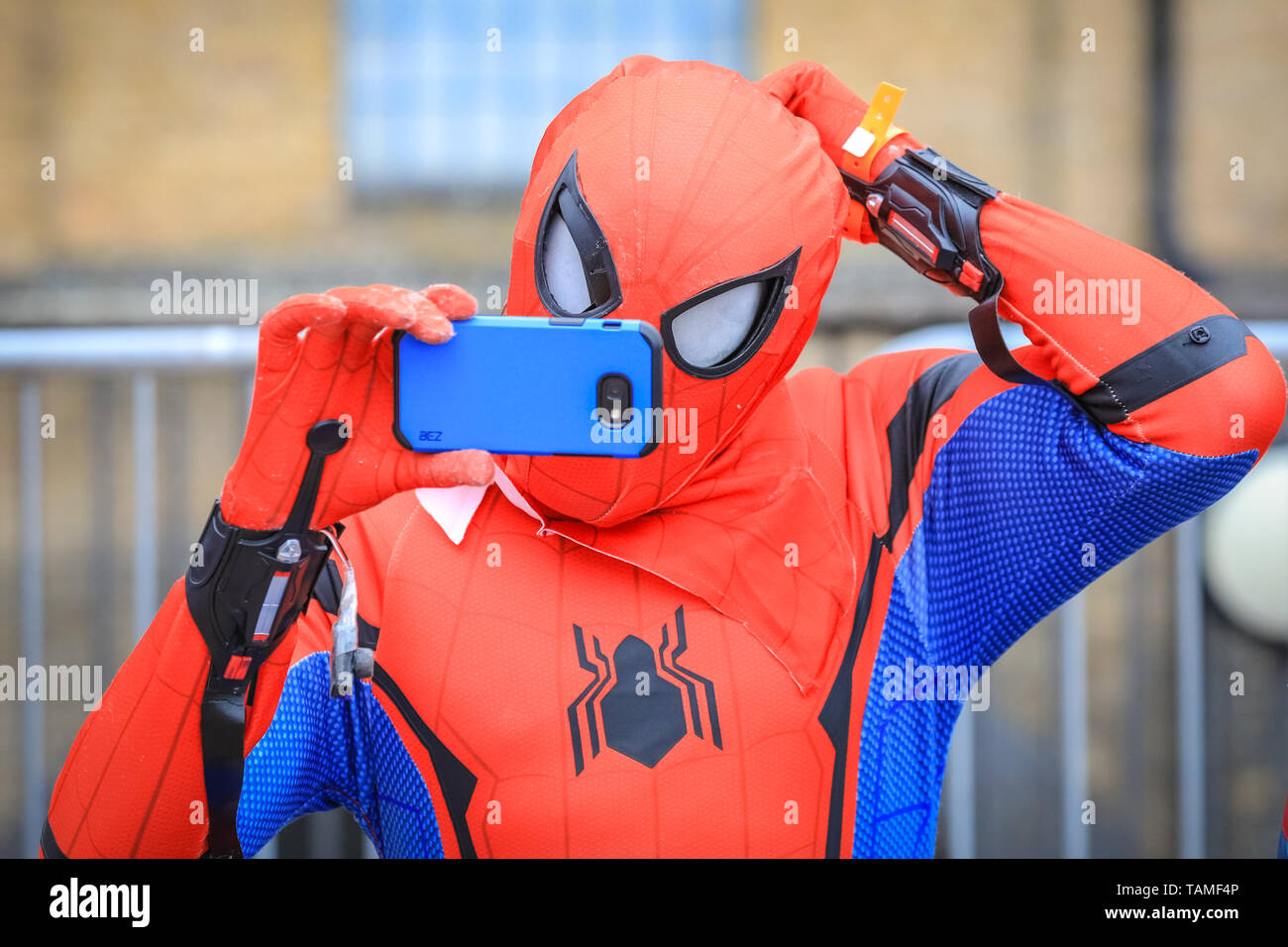 Londra, Regno Unito. 26 Maggio, 2019. Spiderman prende un selfie. MCM Comicon del terzo e ultimo giorno, vede ancora una volta migliaia di cosplayers e appassionati di fumetti, giochi e sci-fi fantasy e ruotare fino in fantastici costumi e abiti a ExCel di Londra per celebrare i loro personaggi preferiti. Credito: Imageplotter/Alamy Live News Foto Stock