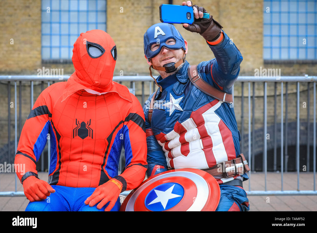 Londra, Regno Unito. 26 Maggio, 2019. Tempo Selfie per Spiderman e Captain America. MCM Comicon del terzo e ultimo giorno, vede ancora una volta migliaia di cosplayers e appassionati di fumetti, giochi e sci-fi fantasy e ruotare fino in fantastici costumi e abiti a ExCel di Londra per celebrare i loro personaggi preferiti. Credito: Imageplotter/Alamy Live News Foto Stock