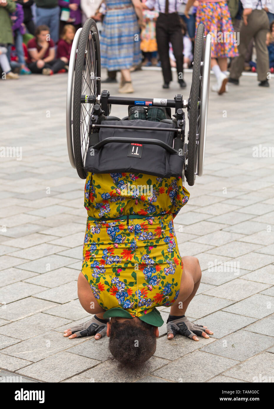 Salisbury, Wiltshire, Regno Unito. 26 maggio 2019. Una varietà di intrattenimento a Salisbury Festival Internazionale delle Arti di mantenere la folla intrattenuti. Soluzione di ripiego Dance Company Eseguire Frocks. Credito: Carolyn Jenkins/Alamy Live News Foto Stock