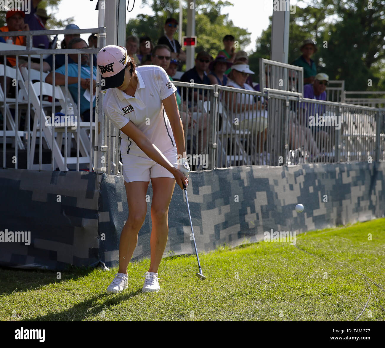 Williamsburg, Virginia, Stati Uniti d'America. 25 Maggio, 2019. Jennifer canzone chips sul quindicesimo verde dopo ottenere sollievo dalla gradinate durante il terzo round della seta pura di campionato sul Kingsmill Resort il corso del fiume in Williamsburg Virginia. Justin Cooper/CSM/Alamy Live News Foto Stock