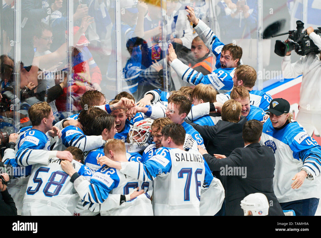 Bratislava, Slovacchia. 26 Maggio, 2019. La Finlandia ha vinto il titolo e celebrare, tifo, gioia, emozioni, celebrando, ridere, tifo, rallegratevi, sistemando i bracci, stringendo il pugno, celebrare, celebrazione Torjubel, CANADA - FINLANDIA 1-3 Kanada - Finnland FINAL IIHF Hockey su ghiaccio ai campionati mondiali di Bratislava, Slovacchia, Slowakei, 26 maggio 2019, STAGIONE 2018/2019, Credito: Peter Schatz/Alamy Live News Foto Stock