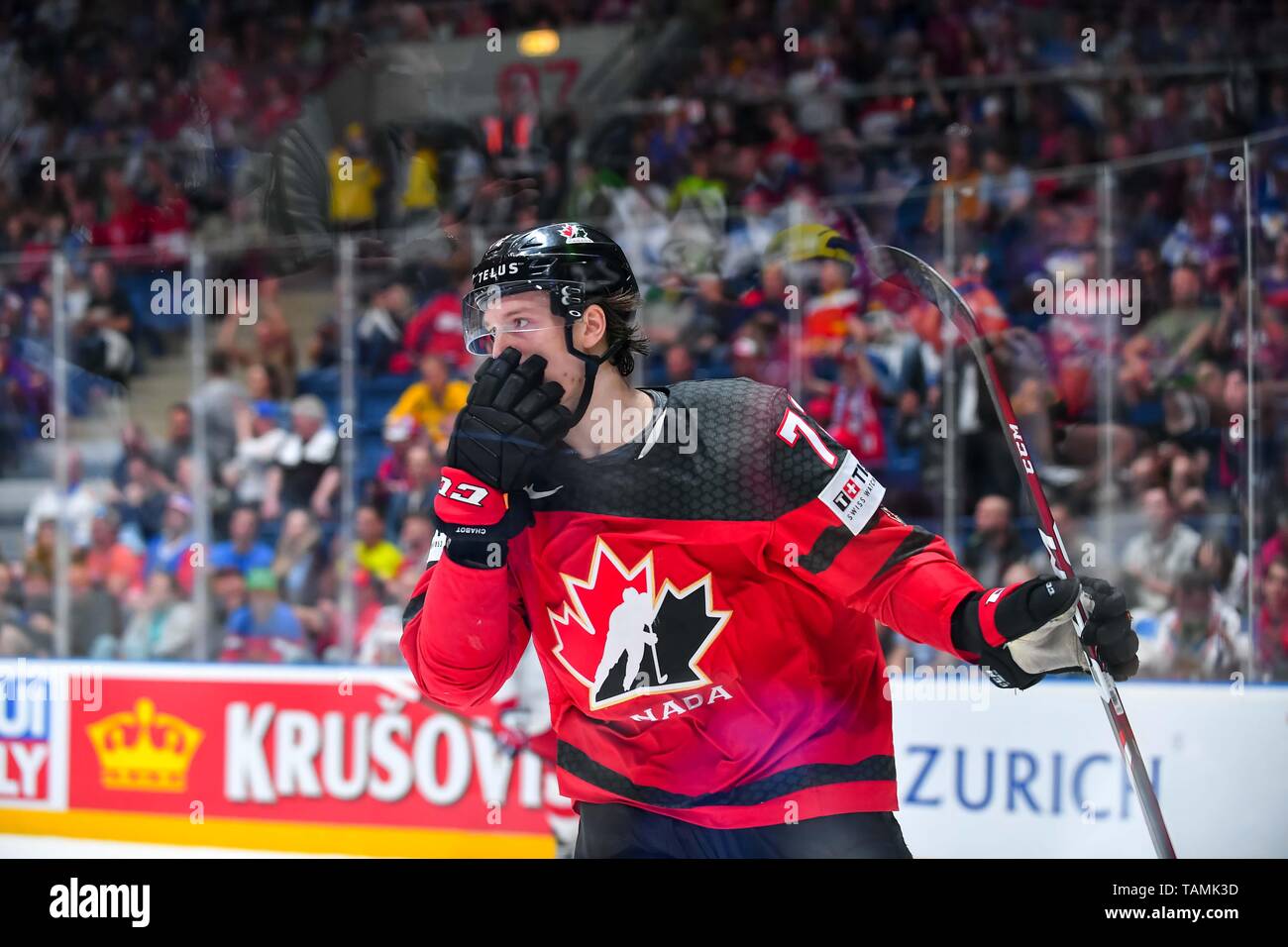 Bratislava. 25 Maggio, 2019. Thomas Chabot del Canada reagisce durante il 2019 IIHF Hockey su ghiaccio nel Campionato del Mondo la Slovacchia semi gioco finale tra il Canada e la Repubblica ceca a Ondrej Nepela Arena Maggio 25, 2019 a Bratislava, in Slovacchia. Il Canada ha vinto 5-1. Credito: Pawel Andrachiewicz/Xinhua/Alamy Live News Foto Stock