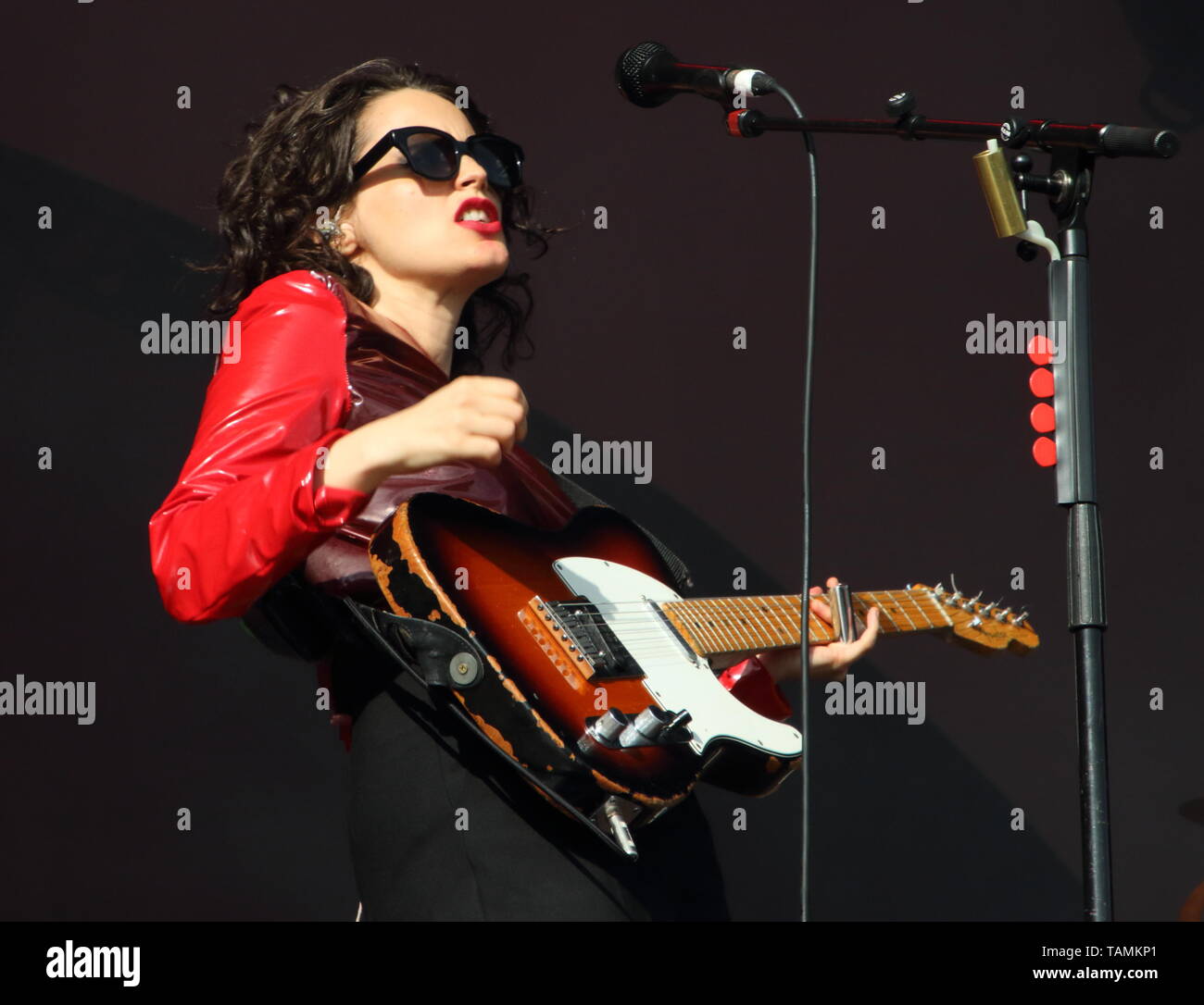 Anna Calvi visto suonare dal vivo sul palco durante il tutti i punti est Festival al Victoria Park di Londra. Foto Stock