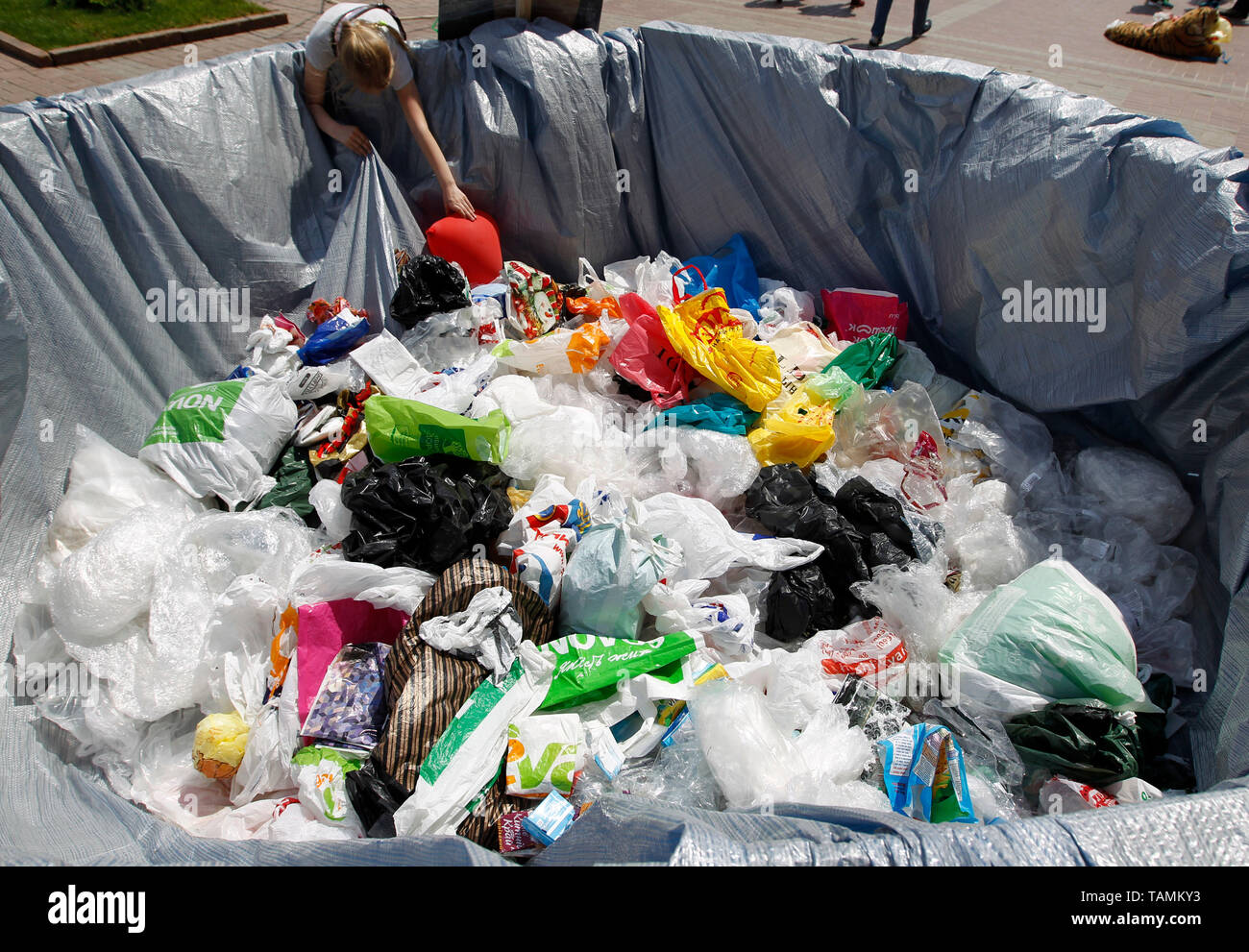 Kiev, Ucraina. 26 Maggio, 2019. Rifiuti da sacchetti di plastica posti dagli attivisti eco al di fuori della città di Kiev Hall, visto durante la protesta. Un gruppo di attivisti ambientali organizzato un 'Marco di sacchetti di plastica' al di fuori della città di Kiev Hall a Kiev in Ucraina. Gli attivisti chiedono una soluzione al problema dell'utilizzo e trattamento di polietilene Sacchi e altri imballaggi in plastica. Essi chiede restrizioni per l'uso di sacchetti di plastica. Credito: SOPA Immagini limitata/Alamy Live News Foto Stock