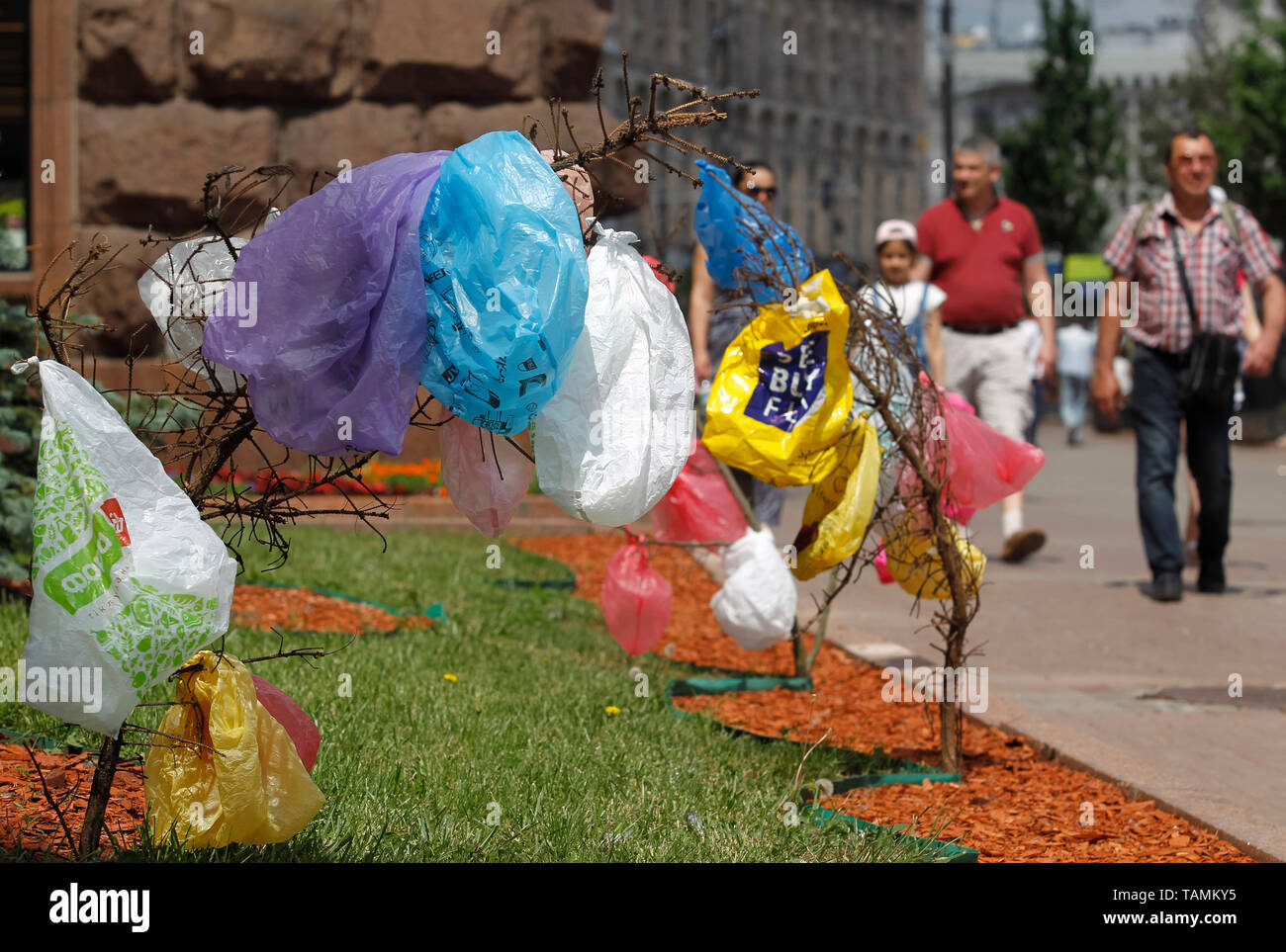 Kiev, Ucraina. 26 Maggio, 2019. Sacchetti di plastica visto appesi sui rami durante la protesta. Un gruppo di attivisti ambientali organizzato un 'Marco di sacchetti di plastica' al di fuori della città di Kiev Hall a Kiev in Ucraina. Gli attivisti chiedono una soluzione al problema dell'utilizzo e trattamento di polietilene Sacchi e altri imballaggi in plastica. Essi chiede restrizioni per l'uso di sacchetti di plastica. Credito: SOPA Immagini limitata/Alamy Live News Foto Stock