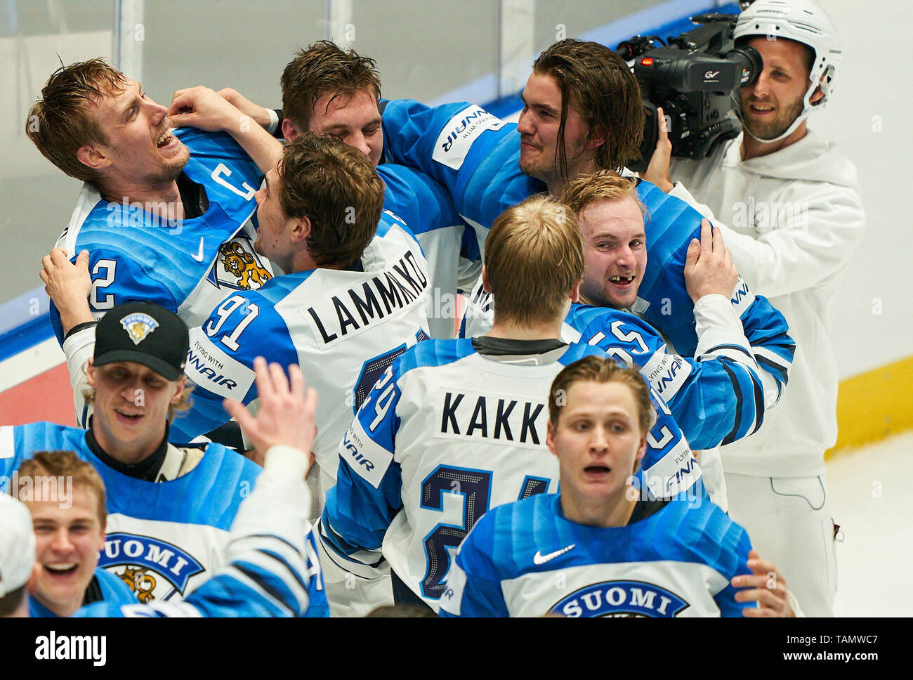 Bratislava, Slovacchia. 26 Maggio, 2019. La Finlandia ha vinto il titolo e celebrare, tifo, gioia, emozioni, celebrando, ridere, tifo, rallegratevi, sistemando i bracci, stringendo il pugno, celebrare, celebrazione Torjubel, Kaapo KAKKO, aletta 24, carta opaca, OHTAMAA pinna 55 Marko Anttila, aletta 12 Oliwer KASKI, FIN 7 CANADA - FINLANDIA 1-3 Kanada - Finnland FINAL IIHF Hockey su ghiaccio ai campionati mondiali di Bratislava, Slovacchia, Slowakei, 26 maggio 2019, STAGIONE 2018/2019, Credito: Peter Schatz/Alamy Live News Foto Stock