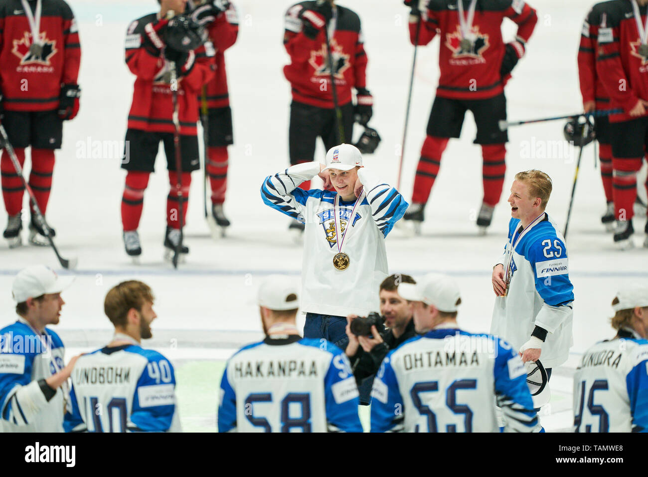 Bratislava, Slovacchia. 26 Maggio, 2019. La Finlandia ha vinto il titolo e celebrare, tifo, gioia, emozioni, celebrando, ridere, tifo, rallegratevi, sistemando i bracci, stringendo il pugno, celebrare, celebrazione Torjubel, Kaapo KAKKO, aletta 24, Toni RAJALA, FIN 25 CANADA - FINLANDIA 1-3 Kanada - Finnland FINAL IIHF Hockey su ghiaccio ai campionati mondiali di Bratislava, Slovacchia, Slowakei, 26 maggio 2019, STAGIONE 2018/2019, Credito: Peter Schatz/Alamy Live News Foto Stock
