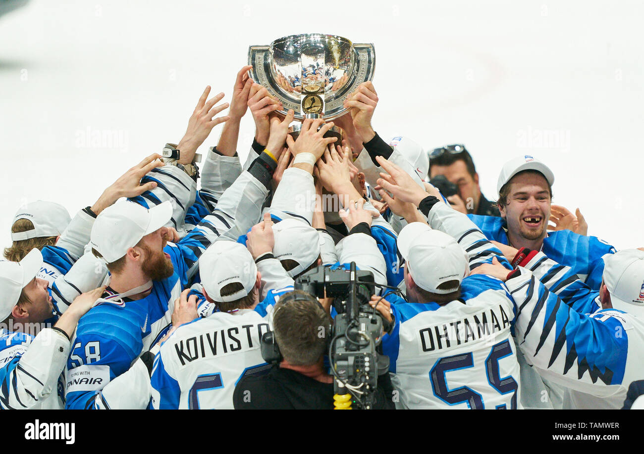 Bratislava, Slovacchia. 26 Maggio, 2019. La Finlandia ha vinto il titolo e celebrare il trofeo CANADA - FINLANDIA 1-3 Kanada - Finnland FINAL IIHF Hockey su ghiaccio ai campionati mondiali di Bratislava, Slovacchia, Slowakei, 26 maggio 2019, STAGIONE 2018/2019, Credito: Peter Schatz/Alamy Live News Foto Stock