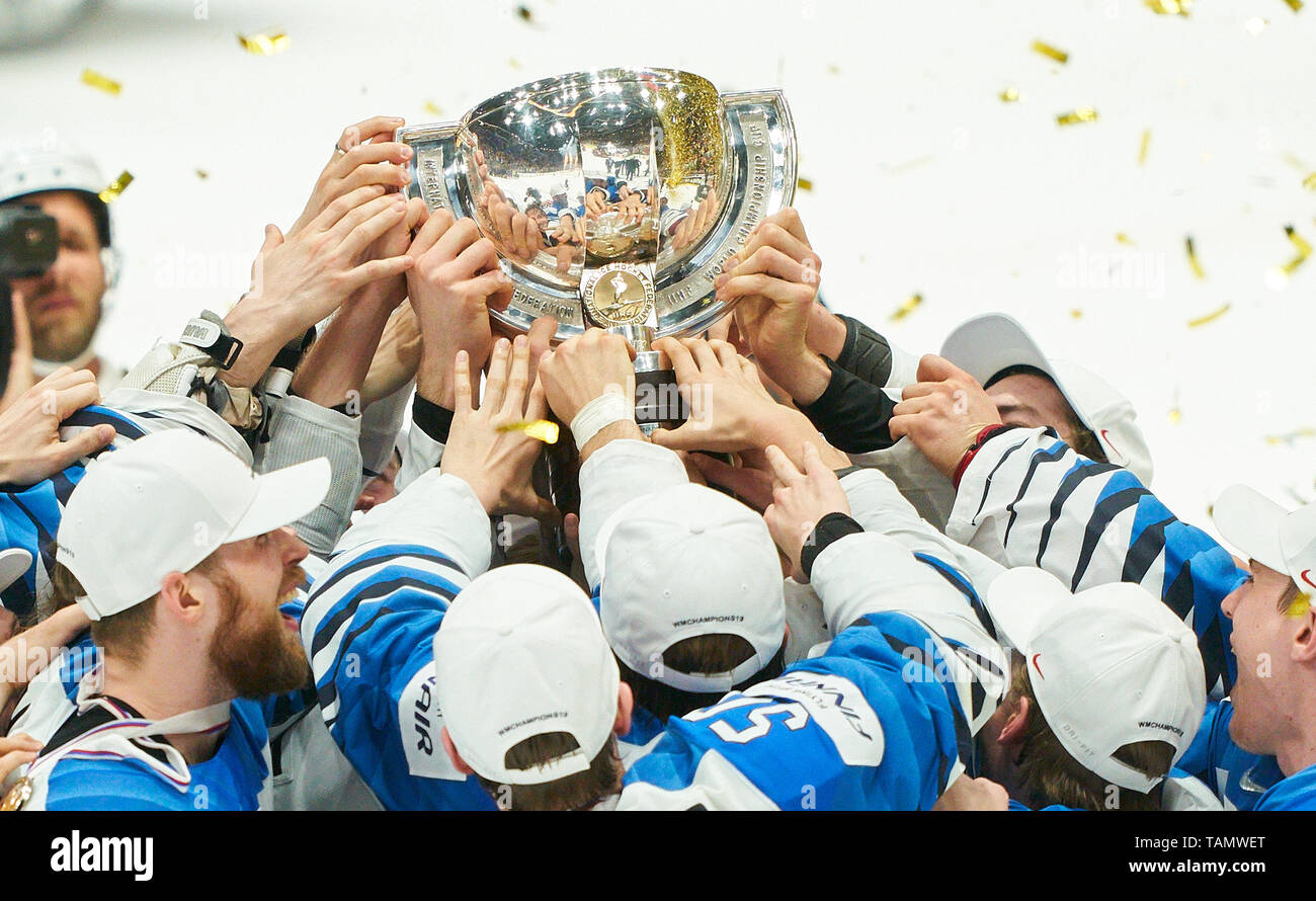 Bratislava, Slovacchia. 26 Maggio, 2019. La Finlandia ha vinto il titolo e celebrare il trofeo CANADA - FINLANDIA 1-3 Kanada - Finnland FINAL IIHF Hockey su ghiaccio ai campionati mondiali di Bratislava, Slovacchia, Slowakei, 26 maggio 2019, STAGIONE 2018/2019, Credito: Peter Schatz/Alamy Live News Foto Stock