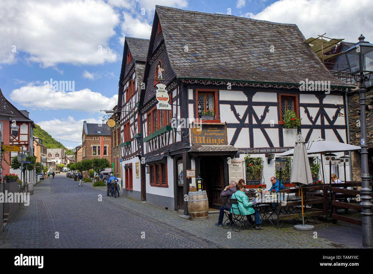 Kurpfälzische Münze, Weinlokal in altem Fachwerkhaus, Bacharach, Landkreis Mainz-Bingen, Oberes Mittelrheintal Renania-Palatinato, Deutschland | Kurpfae Foto Stock