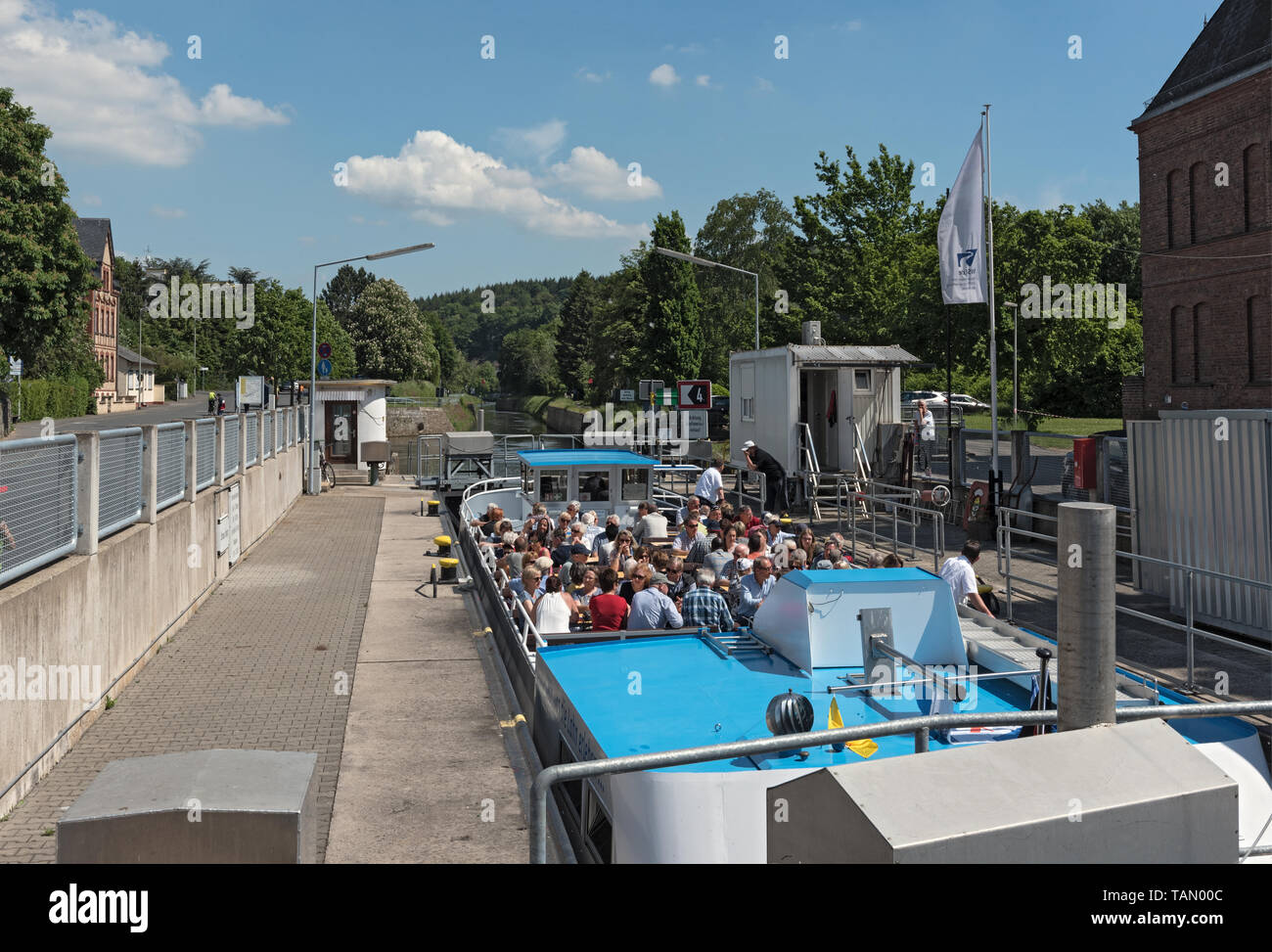 Nave turistica in una chiusa in Limburg an der Lahn Hesse in Germania Foto Stock