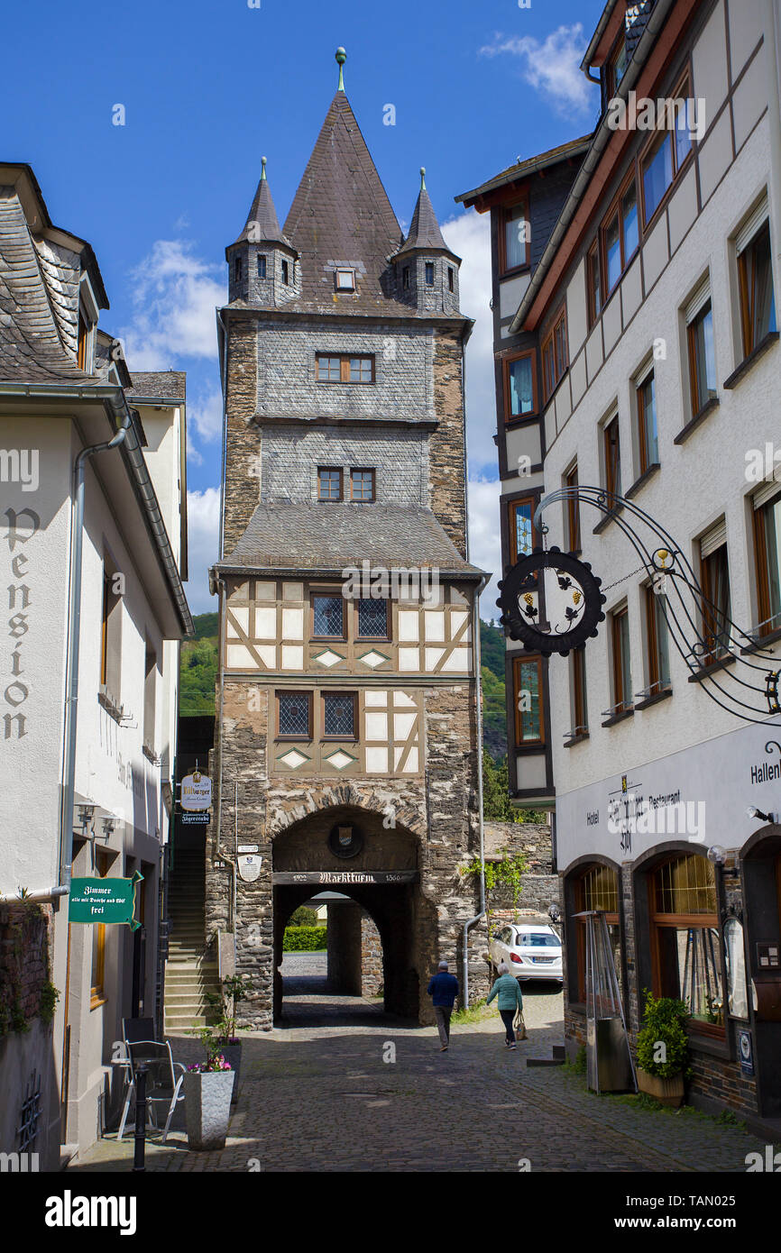 Mercato (gate Markttor), vecchio a struttura mista in legno e muratura town gate, Bacharach, sito patrimonio mondiale dell'Unesco, Valle del Reno superiore e centrale, Renania-Palatinato, Germania Foto Stock