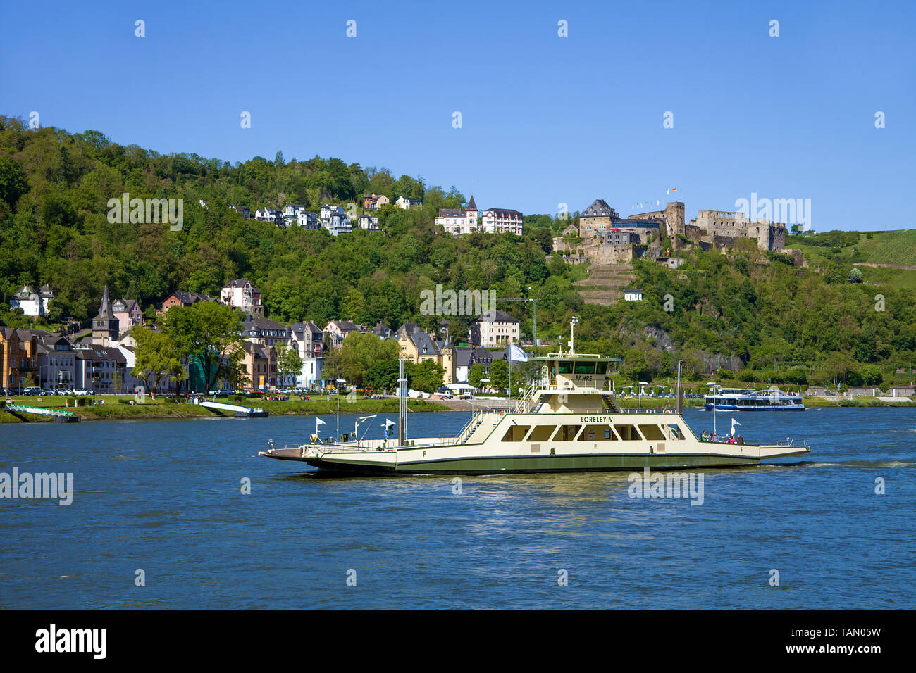 Traghetto per auto Lorelei vi da Sankt Goar a San Goarshausen, sopra il Rheinfels Castello, Valle del Reno superiore e centrale, Renania-Palatinato, Germania Foto Stock