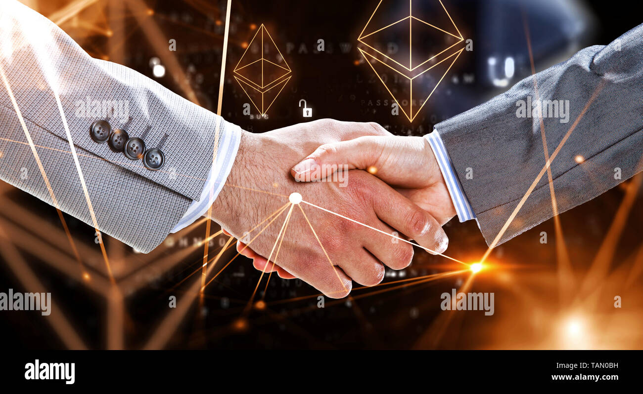 Handshake aziendale da parte di un uomo e di una donna, mani vicino e Ethereum simboli. I supporti misti Foto Stock