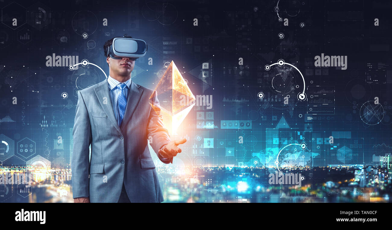 Imprenditore in VR auricolare e touch screen e ethereum simbolo. I supporti misti Foto Stock