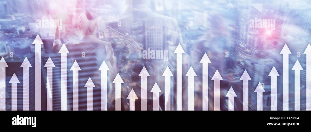 Freccia su Grafico su Sfondo grattacielo. Invesment e crescita finanziaria concetto. Foto Stock