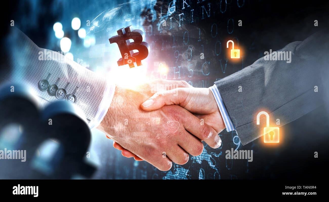 Handshake aziendale da parte di un uomo e di una donna, mani vicino e Bitcoin simboli. I supporti misti Foto Stock