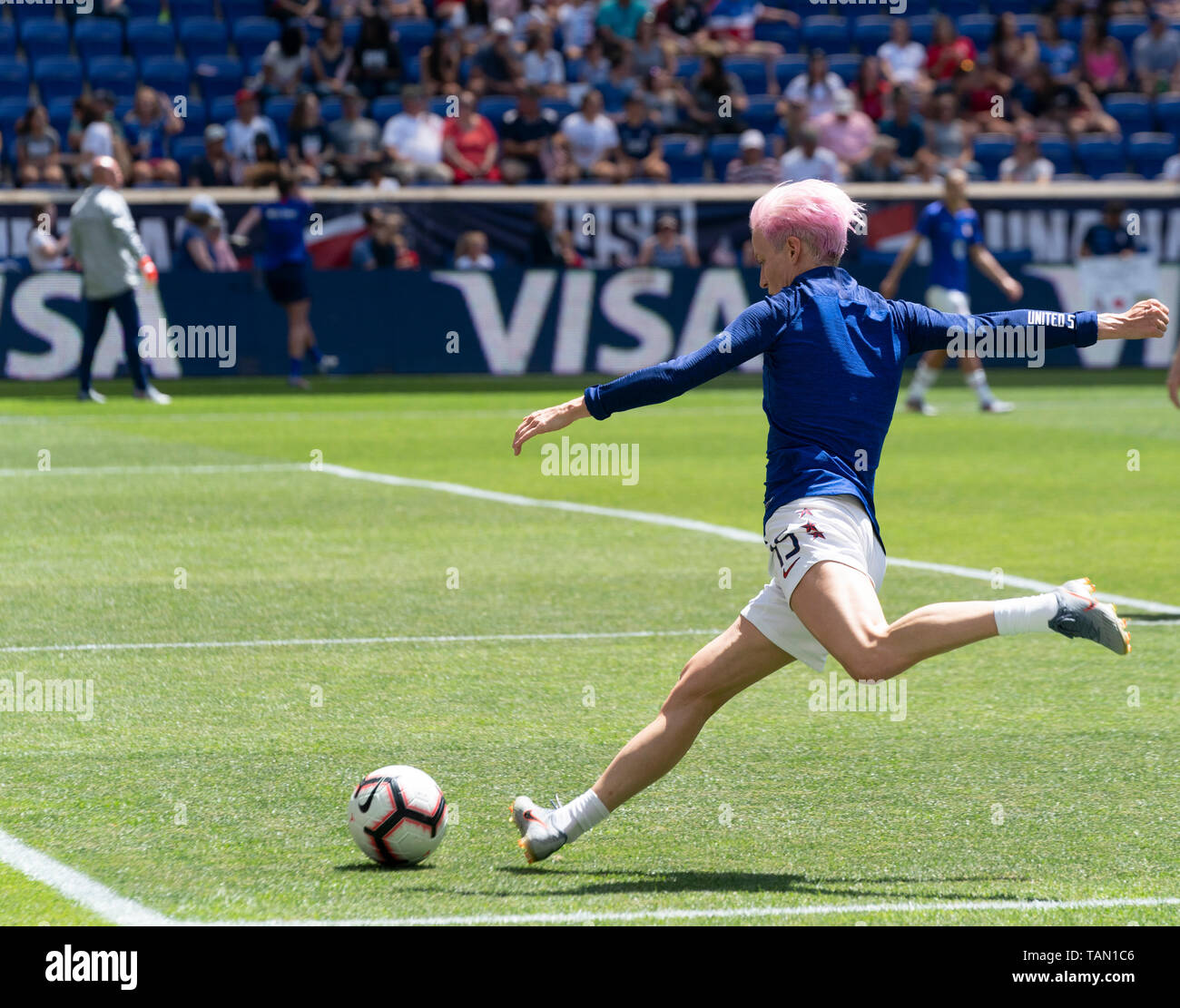 Harrison, NJ - Maggio 26, 2019: Megan Rapinoe (15) degli Stati Uniti d'America in fase di riscaldamento prima della partita amichevole contro il Messico come preparazione per Womens World Cup sulla Red Bull Arena USA ha vinto 3 - 0 Foto Stock