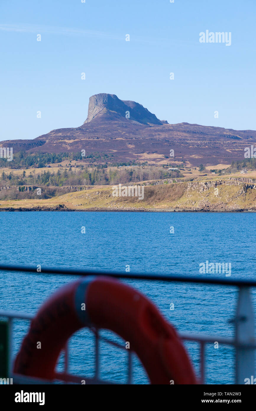 Il torreggiante Ann Sgurr sull'Isola di Eigg visto dal traghetto. Foto Stock
