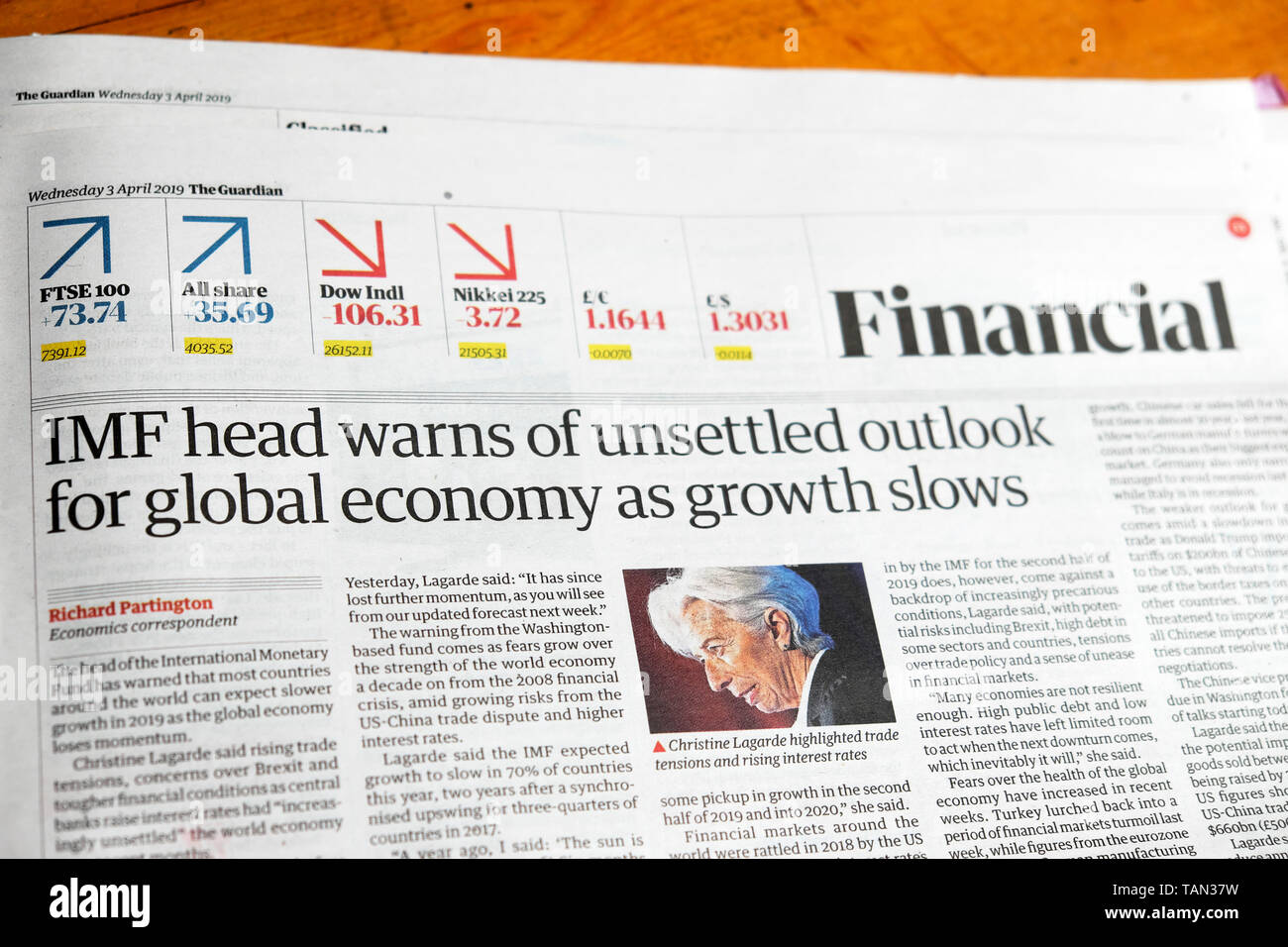 "Testa del FMI mette in guardia di indeciso outlook per l economia globale come la crescita rallenta' Sezione finanziaria articolo di giornale in The Guardian Londra Inghilterra Regno Unito 2019 Foto Stock