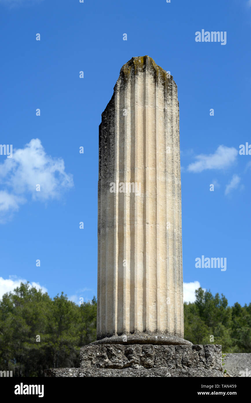 Classico singola colonna romana isolata contro il cielo blu dal Twin Tempio romano alla antica città romana o città di Glanum Saint-Rémy-de-Provence Foto Stock
